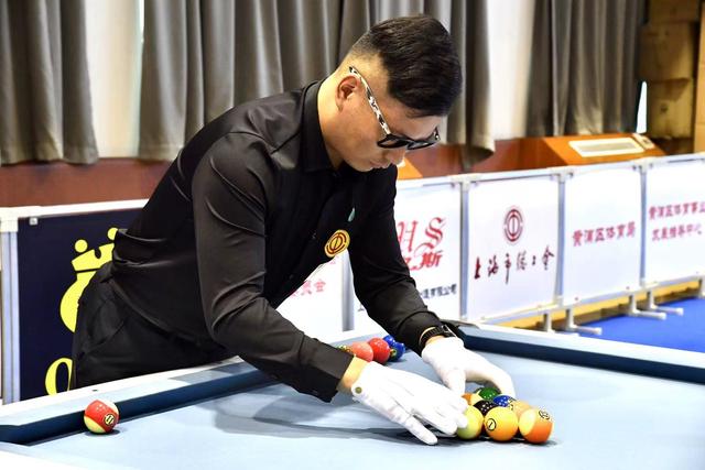 在他的财务 在他的财务