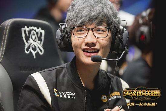 琼斯为了适 琼斯为了适