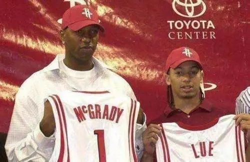 他以背身拿 他以背身拿